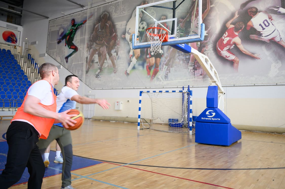 Игра в баскетбол