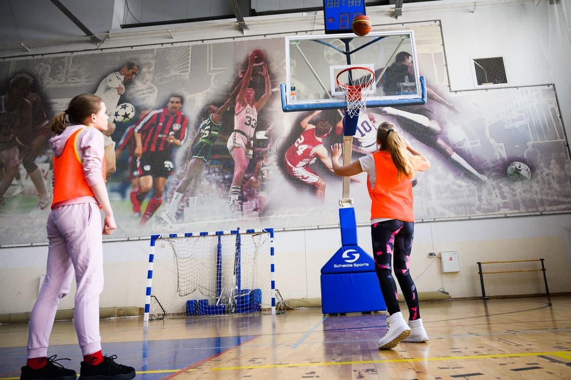 Игра в баскетбол