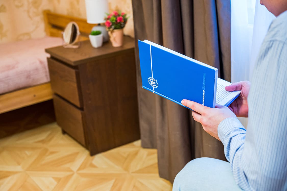 Пациент читает книгу